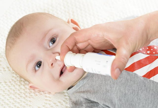 Rửa mũi bằng nước muối sinh lý được xem là phương pháp an toàn và mang lại sự dễ chịu cho trẻ