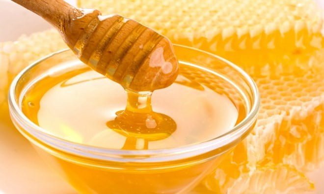 Làm gì khi con bị cảm? Uống mật ong. Lưu ý KHÔNG dùng cho trẻ dưới 12 tháng